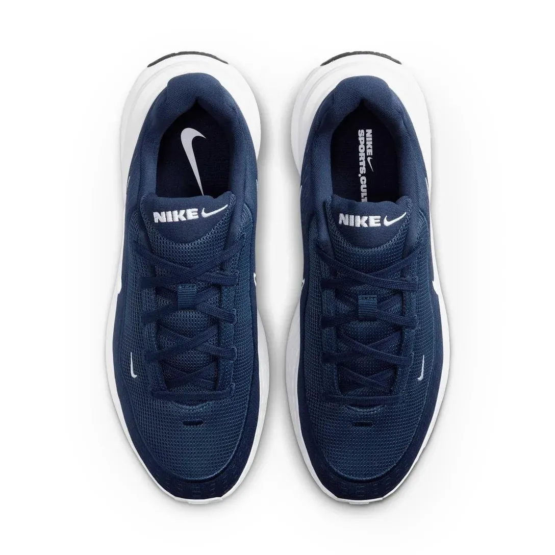 Vista superior do tênis masculino Nike Uplift SC marinho com detalhes em branco, mostrando cabedal e palmilha com logo Nike.